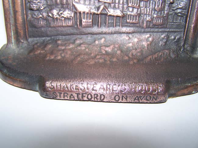 A pair of cast iron Antique Bookends depicting Shakespeare's birthplace in Stratford-on-Avon — image 3